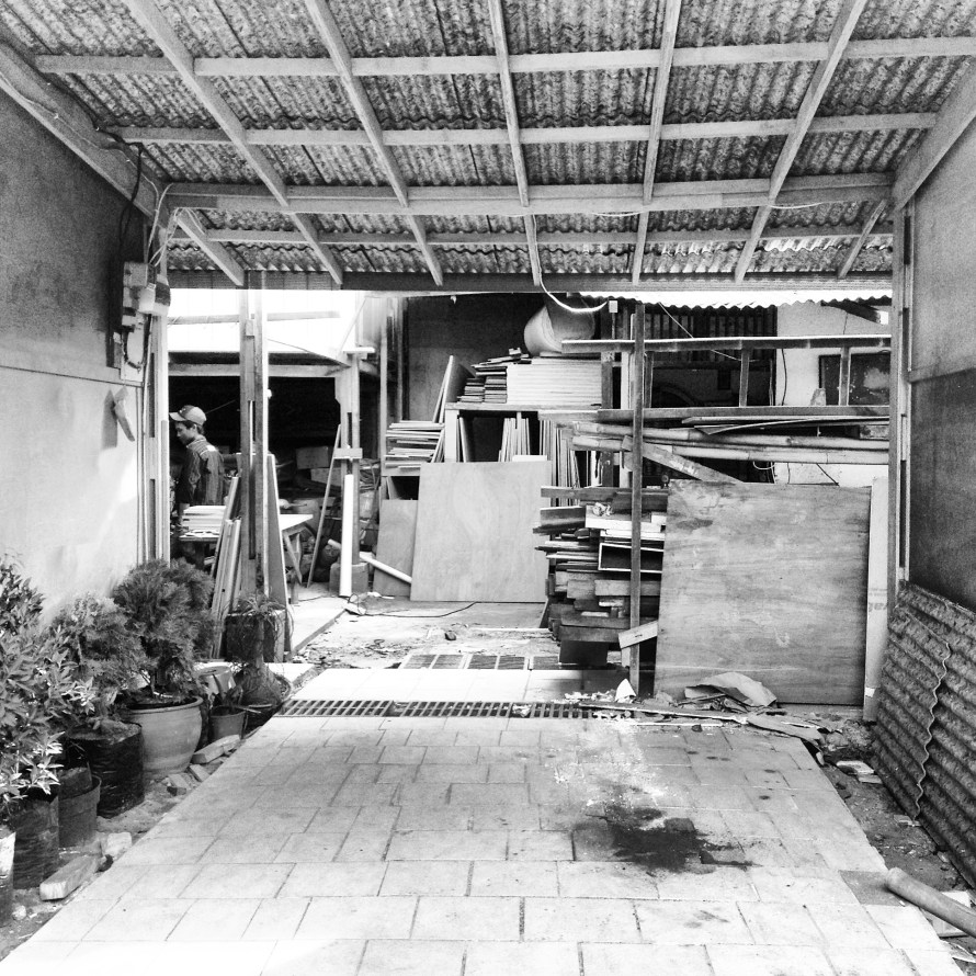 pintu masuk ke workshop tukang di belakang pintu masuk ke workshop tukang di belakang