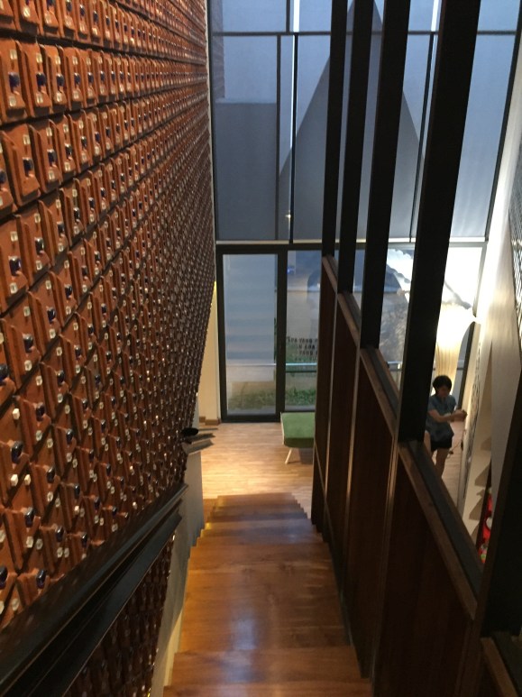 area foyer sekaligus tangga dengan desain kulit terracotta 