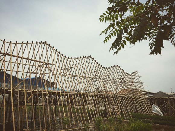 atap sekolah alfa omega di Telok Naga, model pertama menggunakan struktur bambu. Model kedua menggunakan struktur besi. Kedua model tersebut menggunakan curva parabloid untuk konstruksi bubungan atap. 